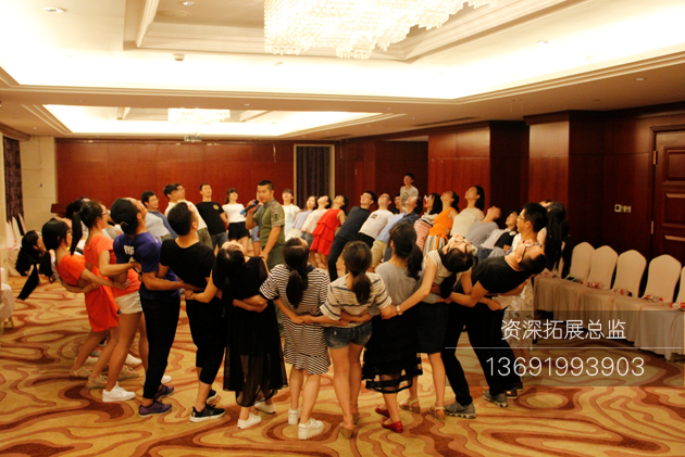 深圳拓展在进行热身游戏互动