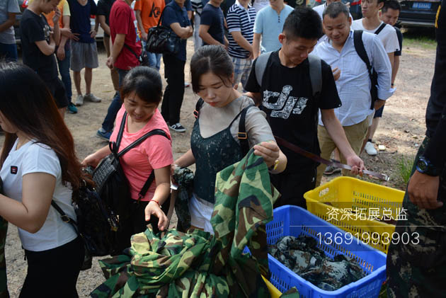 深圳拓展公司学员更换迷彩服