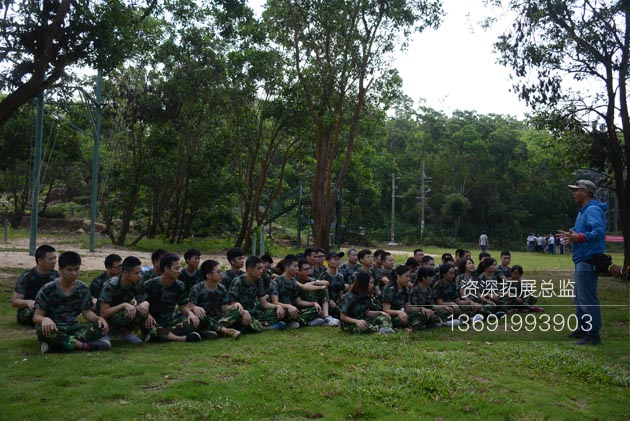 深圳拓展公司学员正在进行户外拓展