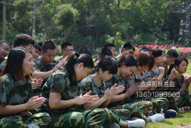 深圳拓展培训学员在进行游戏互动