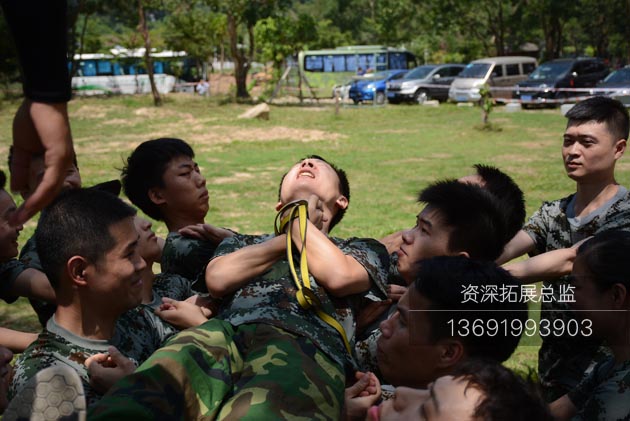 深圳拓展训练信任背摔体验