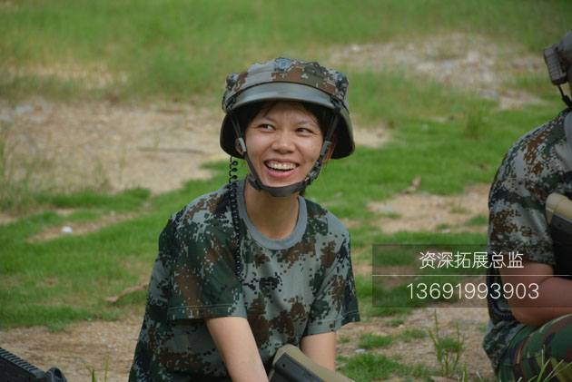 员工在体验拓展训练
