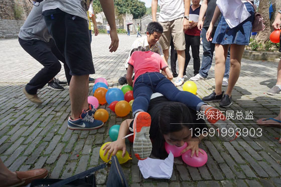 深圳拓展训练在进行压气球游戏