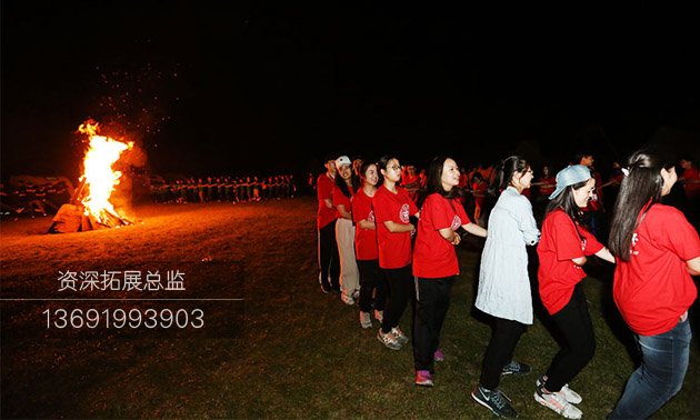 深圳拓展训练在进行篝火晚会