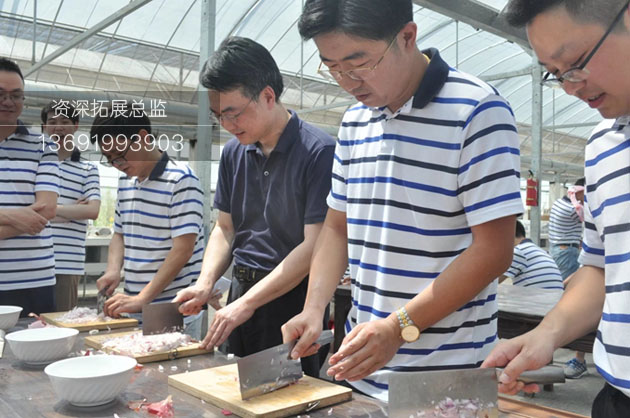 深圳拓展训练在野炊做饭