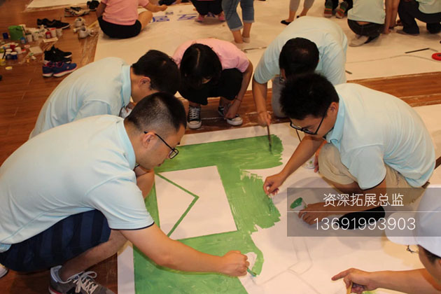 深圳拓展学员在进行创造画