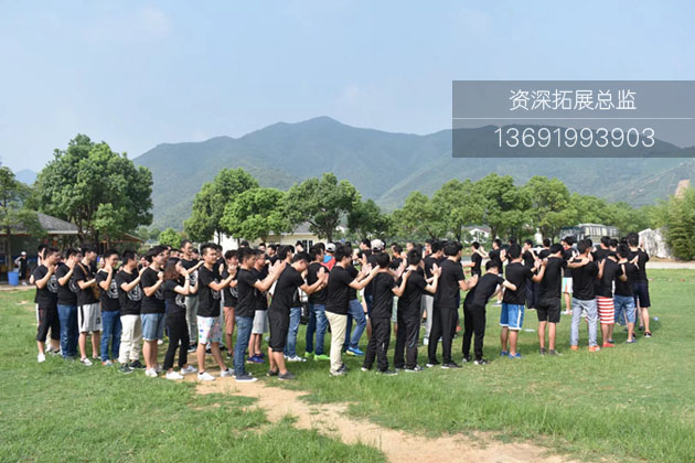 深圳拓展训练在进行破冰游戏互动