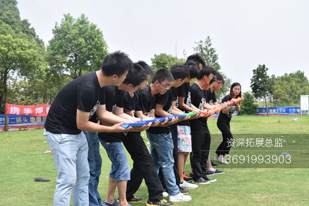 学员在进行珠行万里拓展项目