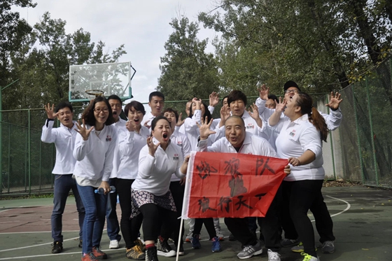 深圳拓展训练的学员在进行团队展示PK