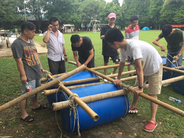 企业团队在进行扎筏泅渡拓展项目