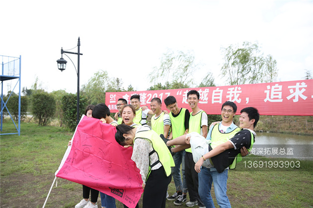深圳拓展训练的学员在进行团队PK