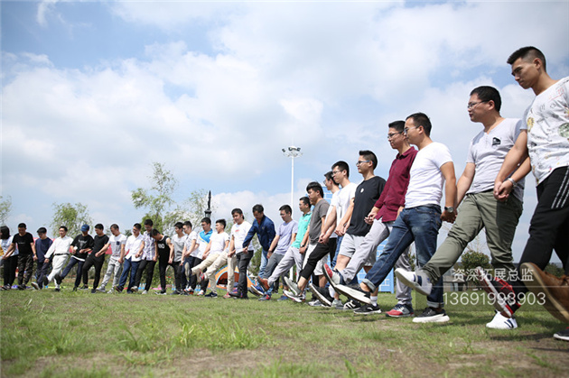 深圳拓展训练的学员在进行游戏互动