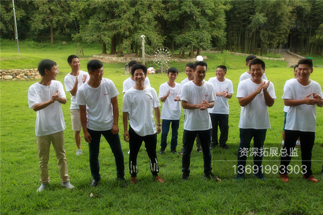 拓展项目结束后学员在分享