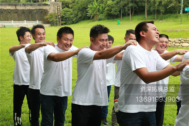 拓展教练组织学员进行游戏放松