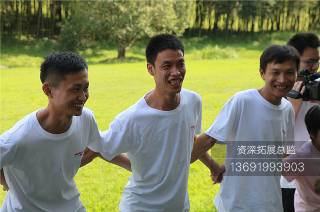 员工参加深圳拓展训练很激动