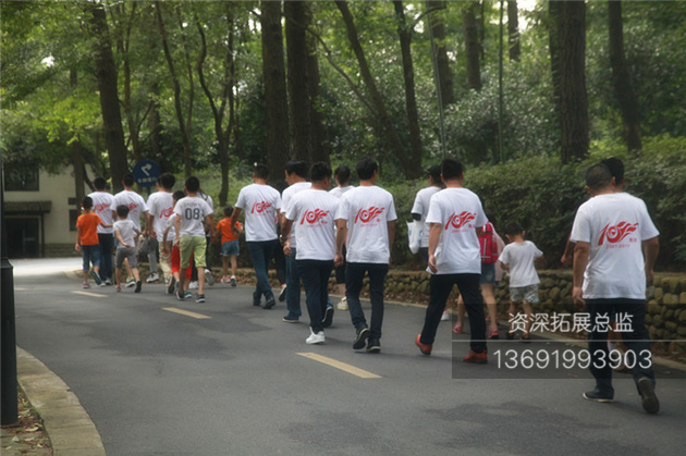 企业员工在进行深圳拓展训练