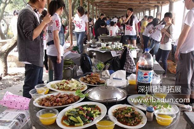 学员们在享受野炊的美食