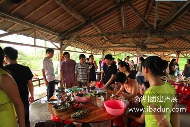 野炊能拉进员工之间的情感