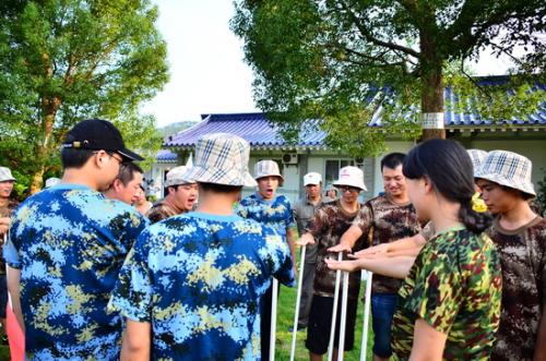学员在体验“不倒森林”深圳拓展训练项目