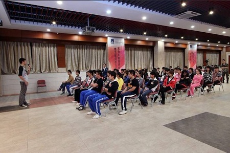 教练在给学员介绍"领袖风采"拓展项目