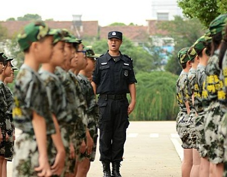 销售人员参与拓展训练，教官在训话