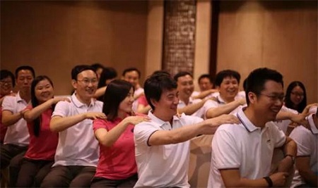 销售人员参与室内拓展训练