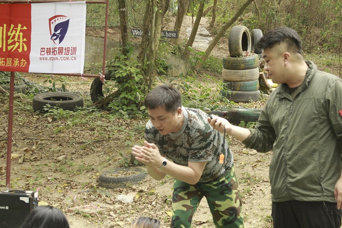 深圳拓展培训的教练在引导学员