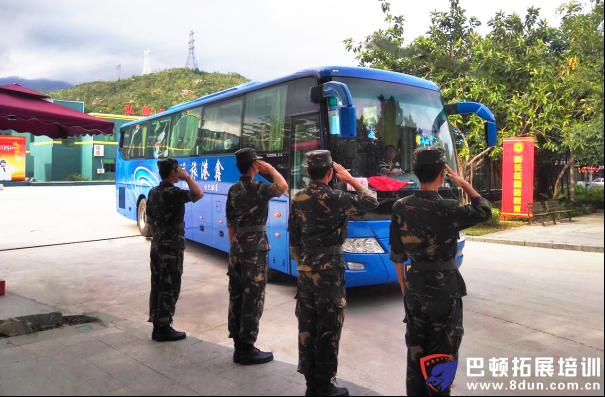 新长征军事基地教练员迎接客户
